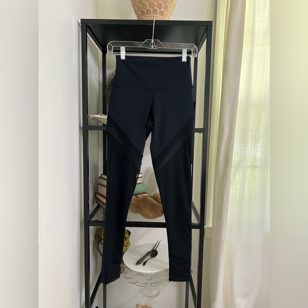 Onzie flow black leggings